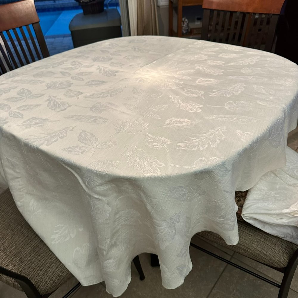 Oval Jacquard Table Cloths